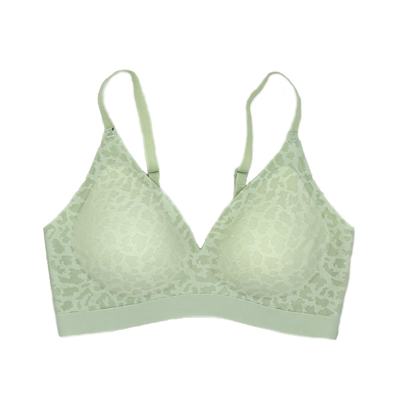 Bešveidīgs krūšturis ar leoparda rakstu, neilona audums ar spandeksa pamatni, 3/4 krūšuforma ar plānām veidotām kupām, aizmugurē divu rindu sprādze