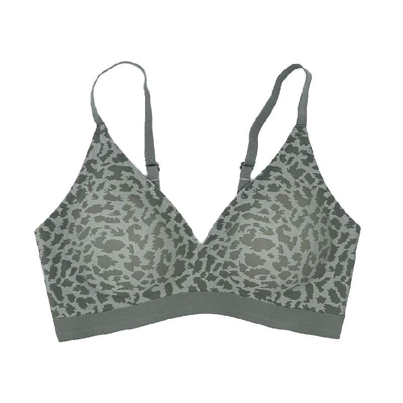 Bešveidīgs krūšturis ar leoparda rakstu, neilona audums ar spandeksa pamatni, 3/4 krūšuforma ar plānām veidotām kupām, aizmugurē divu rindu sprādze