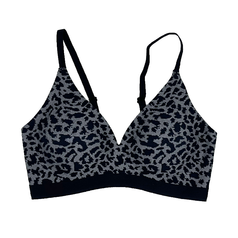 Bešveidīgs krūšturis ar leoparda rakstu, neilona audums ar spandeksa pamatni, 3/4 krūšuforma ar plānām veidotām kupām, aizmugurē divu rindu sprādze