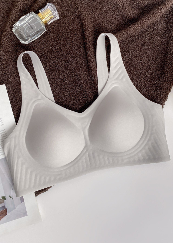 Mīksts atbalsta krūšturis, bez stieples, 3/4 kauss ar lateksa veidolu, galvenais audums neilons, pildījums spandeks 50–70%, fiksēti dubultie siksniņas, mugurē četru rindu aizdare