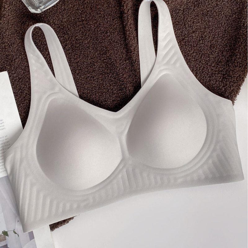 Mīksts atbalsta krūšturis, bez stieples, 3/4 kauss ar lateksa veidolu, galvenais audums neilons, pildījums spandeks 50–70%, fiksēti dubultie siksniņas, mugurē četru rindu aizdare