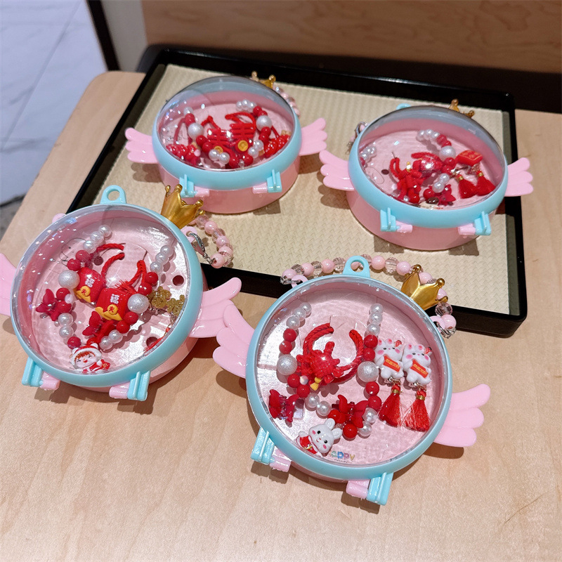 Rokām darināts bērnu kaklarotas komplekts ķīniešu stilā ar krellīšu ķēdi un resīna krones kulonu, daudzslāņu juvelierizstrādājums