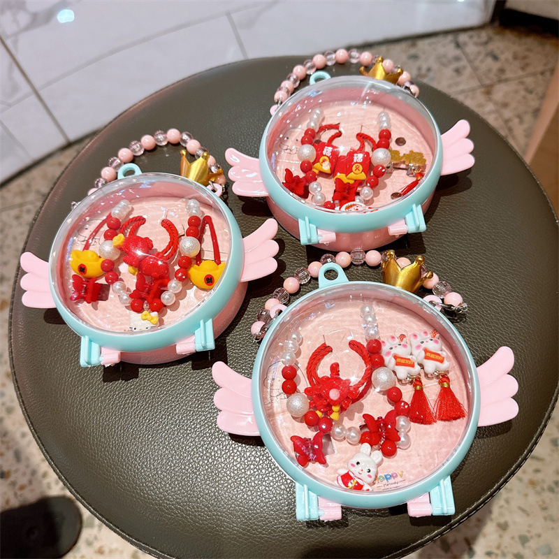 Rokām darināts bērnu kaklarotas komplekts ķīniešu stilā ar krellīšu ķēdi un resīna krones kulonu, daudzslāņu juvelierizstrādājums