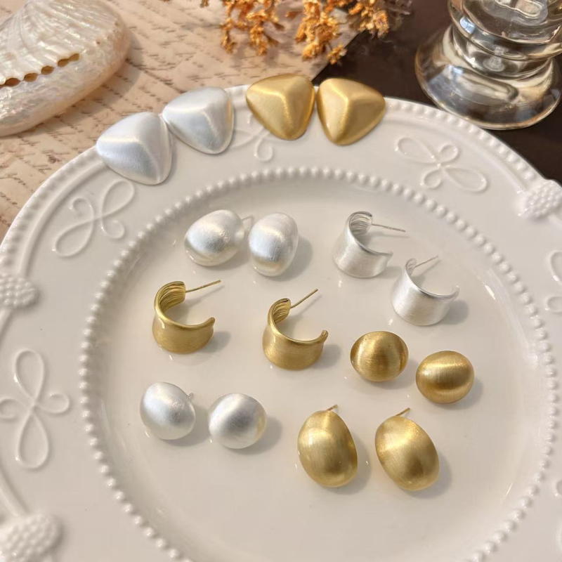 Kõrge kvaliteediga ümmargused harjatud metallist kõrvarõngad naistele • Materjal: messing + 925 hõbedane konks • Kuju: geomeetriline ring • Viimistlus: harjatud • Katvus: ökoloogiline elektroplaat