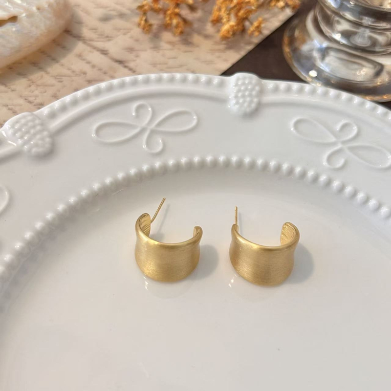 Kõrge kvaliteediga ümmargused harjatud metallist kõrvarõngad naistele • Materjal: messing + 925 hõbedane konks • Kuju: geomeetriline ring • Viimistlus: harjatud • Katvus: ökoloogiline elektroplaat