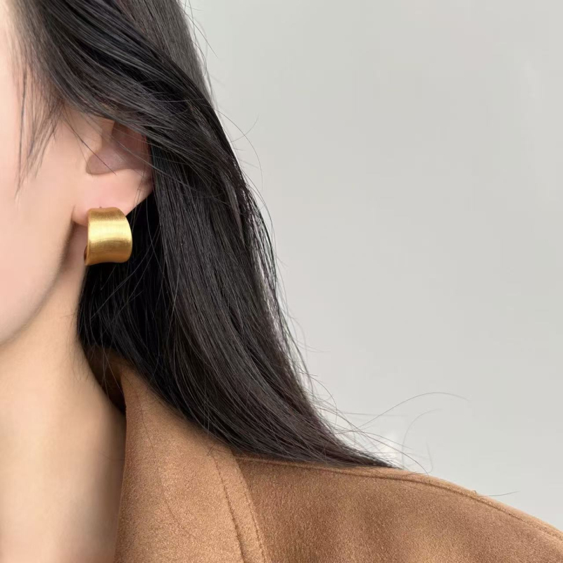 Kõrge kvaliteediga ümmargused harjatud metallist kõrvarõngad naistele • Materjal: messing + 925 hõbedane konks • Kuju: geomeetriline ring • Viimistlus: harjatud • Katvus: ökoloogiline elektroplaat