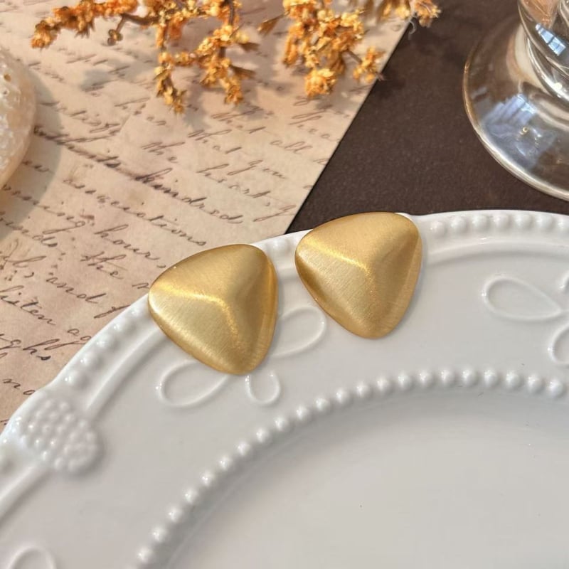 Kõrge kvaliteediga ümmargused harjatud metallist kõrvarõngad naistele • Materjal: messing + 925 hõbedane konks • Kuju: geomeetriline ring • Viimistlus: harjatud • Katvus: ökoloogiline elektroplaat