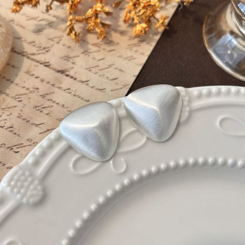 Kõrge kvaliteediga ümmargused harjatud metallist kõrvarõngad naistele • Materjal: messing + 925 hõbedane konks • Kuju: geomeetriline ring • Viimistlus: harjatud • Katvus: ökoloogiline elektroplaat