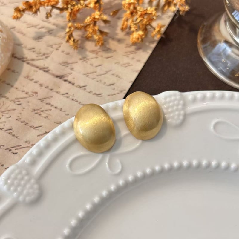 Kõrge kvaliteediga ümmargused harjatud metallist kõrvarõngad naistele • Materjal: messing + 925 hõbedane konks • Kuju: geomeetriline ring • Viimistlus: harjatud • Katvus: ökoloogiline elektroplaat