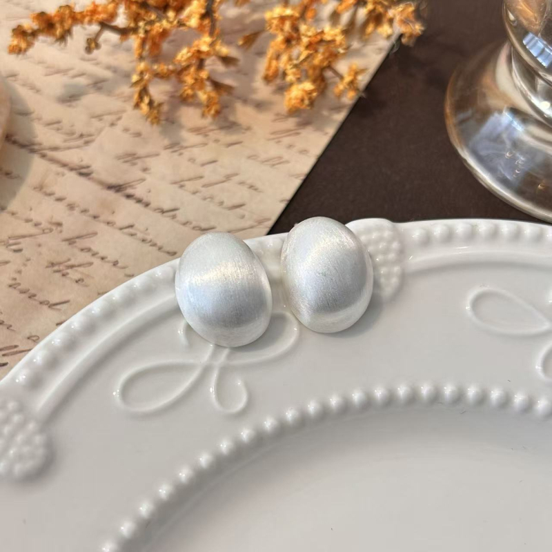 Kõrge kvaliteediga ümmargused harjatud metallist kõrvarõngad naistele • Materjal: messing + 925 hõbedane konks • Kuju: geomeetriline ring • Viimistlus: harjatud • Katvus: ökoloogiline elektroplaat