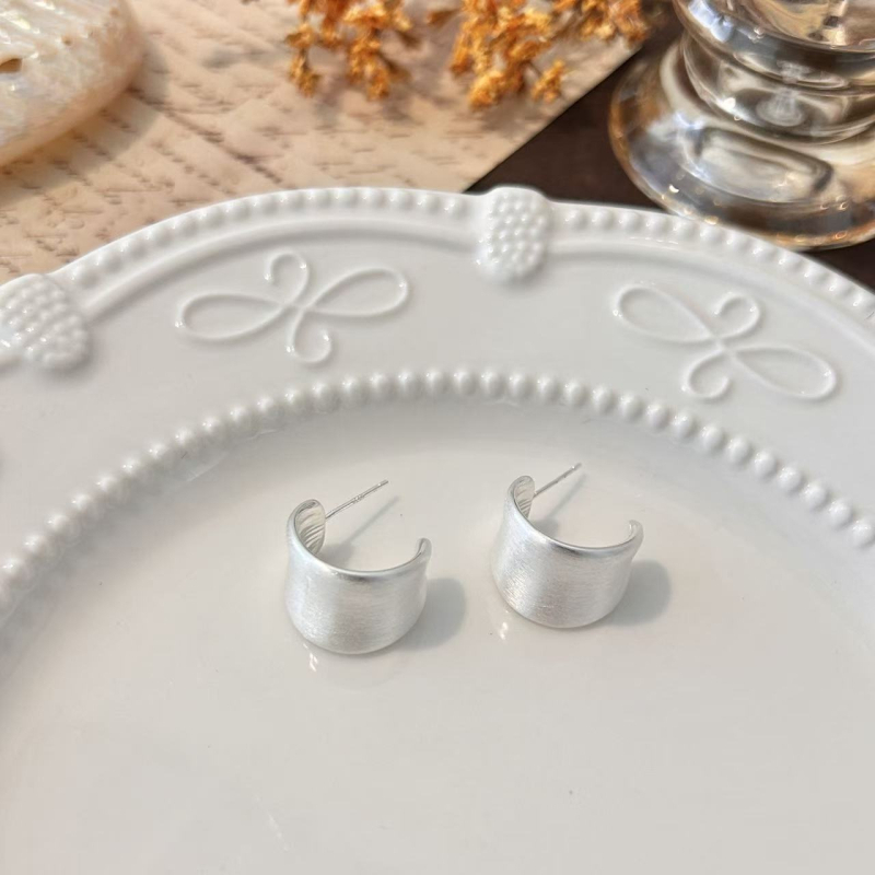 Kõrge kvaliteediga ümmargused harjatud metallist kõrvarõngad naistele • Materjal: messing + 925 hõbedane konks • Kuju: geomeetriline ring • Viimistlus: harjatud • Katvus: ökoloogiline elektroplaat