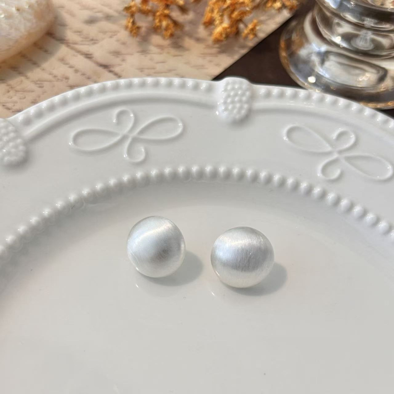 Kõrge kvaliteediga ümmargused harjatud metallist kõrvarõngad naistele • Materjal: messing + 925 hõbedane konks • Kuju: geomeetriline ring • Viimistlus: harjatud • Katvus: ökoloogiline elektroplaat