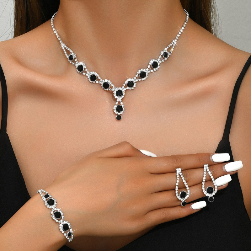 Esküvői ékszerszett: réz nyaklánc, fülbevaló és karkötő karomlánccal, rhinestone medálok; elektroplating felületkezelés; minta kis állatok