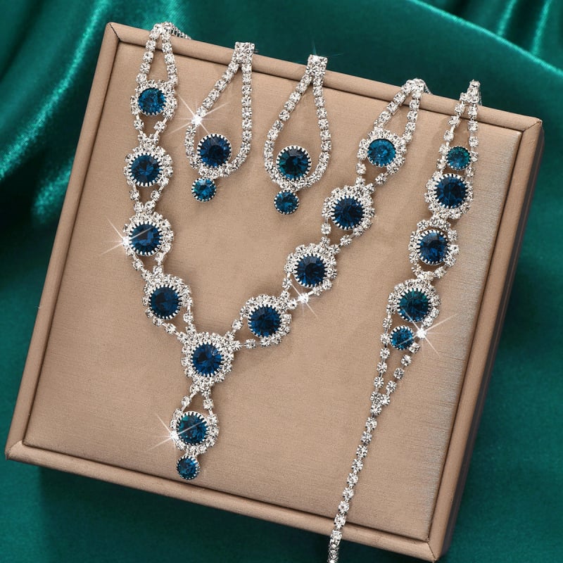 Esküvői ékszerszett: réz nyaklánc, fülbevaló és karkötő karomlánccal, rhinestone medálok; elektroplating felületkezelés; minta kis állatok