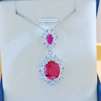 Virágos három darabos ékszerszett: gyűrű, nyaklánc, fülbevaló; alap bevonattal; betoldott szintetikus kövekkel; O alakú lánc; virág motívum