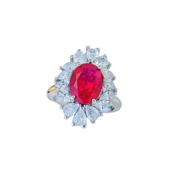 Virágos három darabos ékszerszett: gyűrű, nyaklánc, fülbevaló; alap bevonattal; betoldott szintetikus kövekkel; O alakú lánc; virág motívum