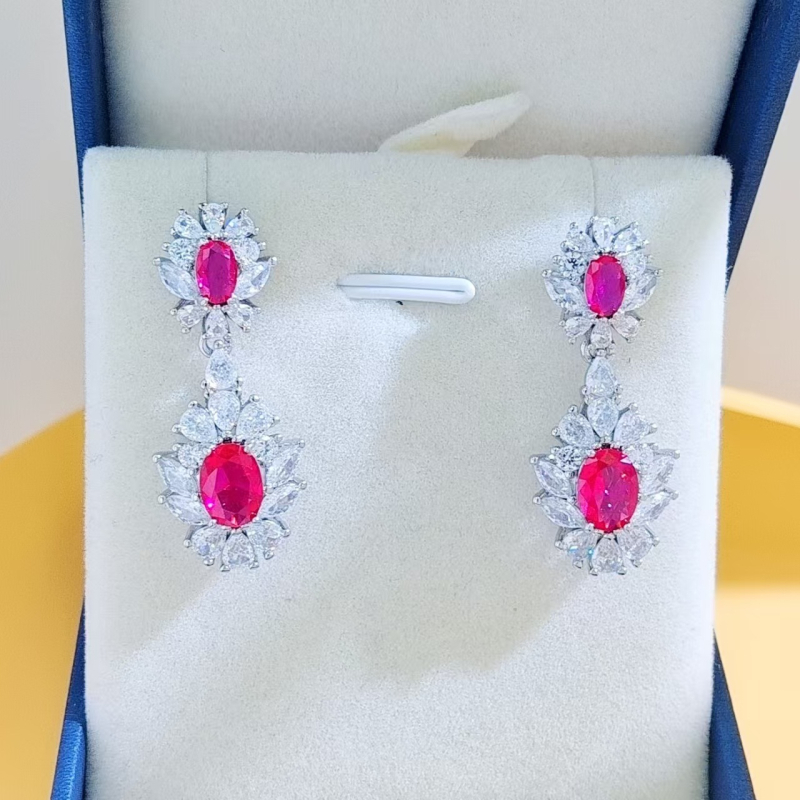 Virágos három darabos ékszerszett: gyűrű, nyaklánc, fülbevaló; alap bevonattal; betoldott szintetikus kövekkel; O alakú lánc; virág motívum