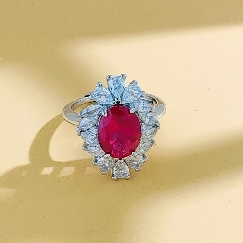 Virágos három darabos ékszerszett: gyűrű, nyaklánc, fülbevaló; alap bevonattal; betoldott szintetikus kövekkel; O alakú lánc; virág motívum