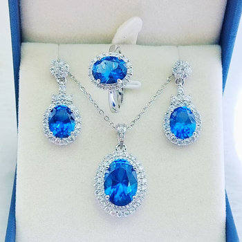 Tro-dijelni set modernih nakita: naušnice, ogrlica, narukvica; metalna ugradnja s umjetnim kamenjem; O-lanac