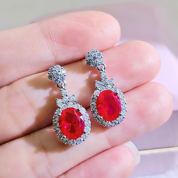 Tro-dijelni set modernih nakita: naušnice, ogrlica, narukvica; metalna ugradnja s umjetnim kamenjem; O-lanac