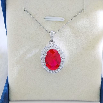 Tro-dijelni set modernih nakita: naušnice, ogrlica, narukvica; metalna ugradnja s umjetnim kamenjem; O-lanac