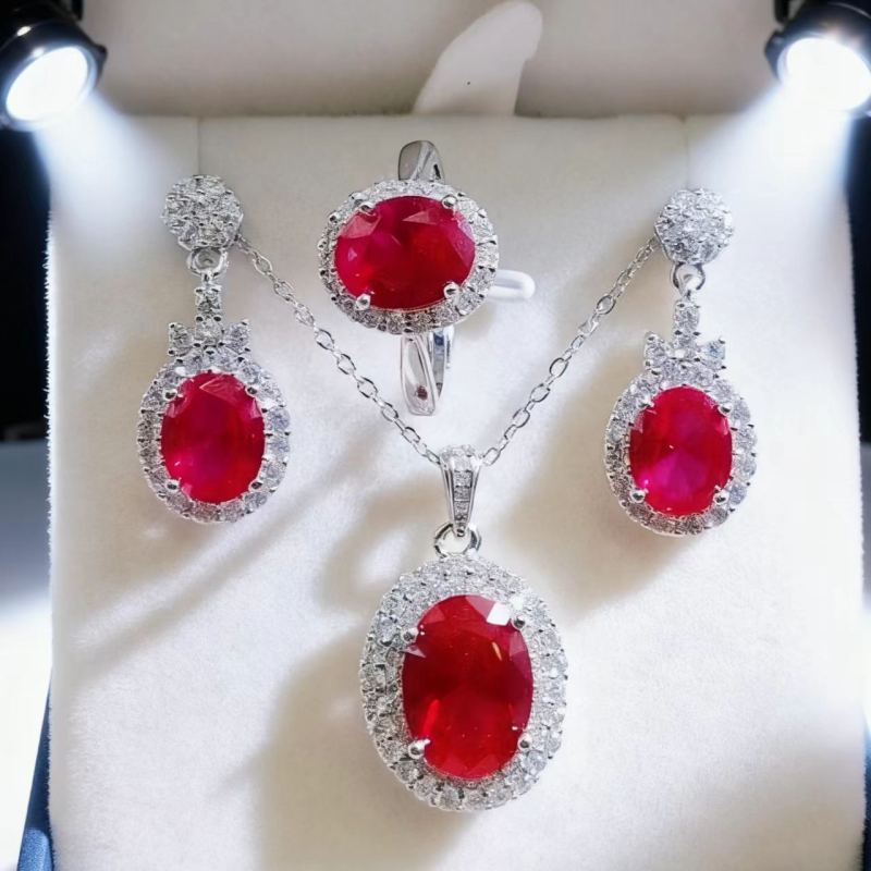 Tro-dijelni set modernih nakita: naušnice, ogrlica, narukvica; metalna ugradnja s umjetnim kamenjem; O-lanac