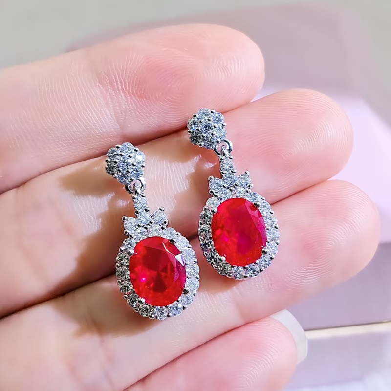 Tro-dijelni set modernih nakita: naušnice, ogrlica, narukvica; metalna ugradnja s umjetnim kamenjem; O-lanac