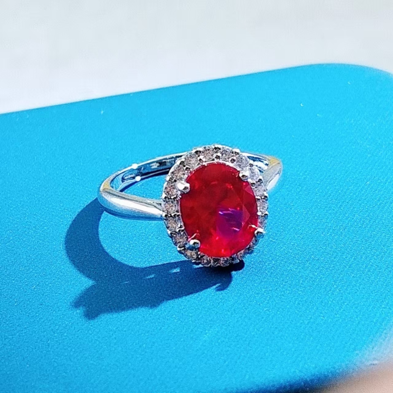 Tro-dijelni set modernih nakita: naušnice, ogrlica, narukvica; metalna ugradnja s umjetnim kamenjem; O-lanac