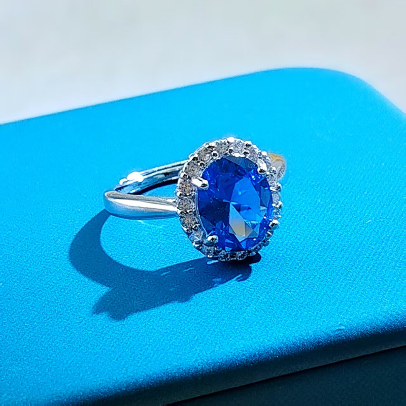 Tro-dijelni set modernih nakita: naušnice, ogrlica, narukvica; metalna ugradnja s umjetnim kamenjem; O-lanac