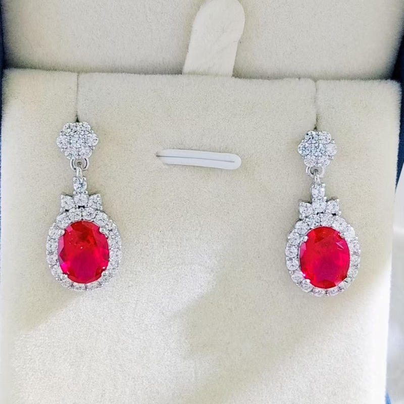 Tro-dijelni set modernih nakita: naušnice, ogrlica, narukvica; metalna ugradnja s umjetnim kamenjem; O-lanac