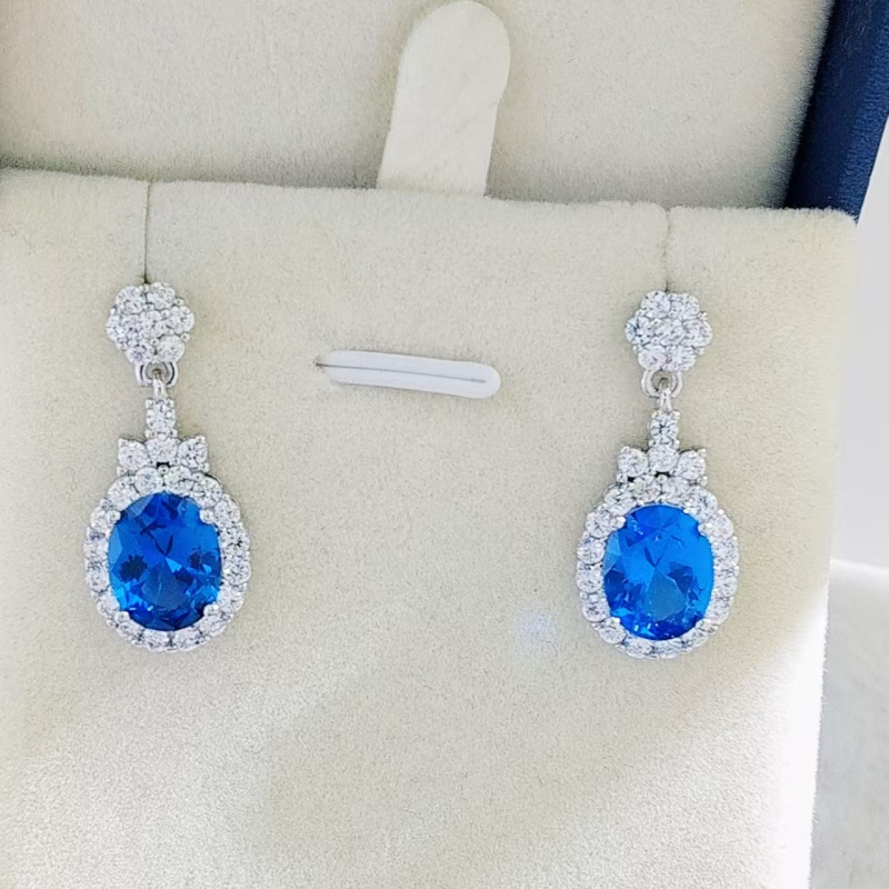 Tro-dijelni set modernih nakita: naušnice, ogrlica, narukvica; metalna ugradnja s umjetnim kamenjem; O-lanac