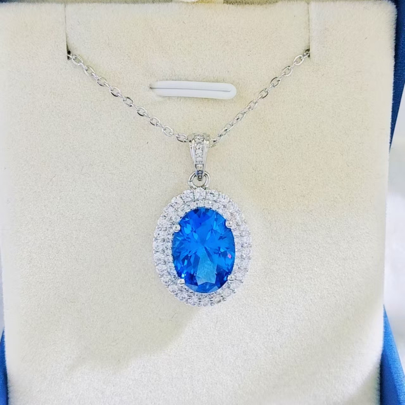 Tro-dijelni set modernih nakita: naušnice, ogrlica, narukvica; metalna ugradnja s umjetnim kamenjem; O-lanac