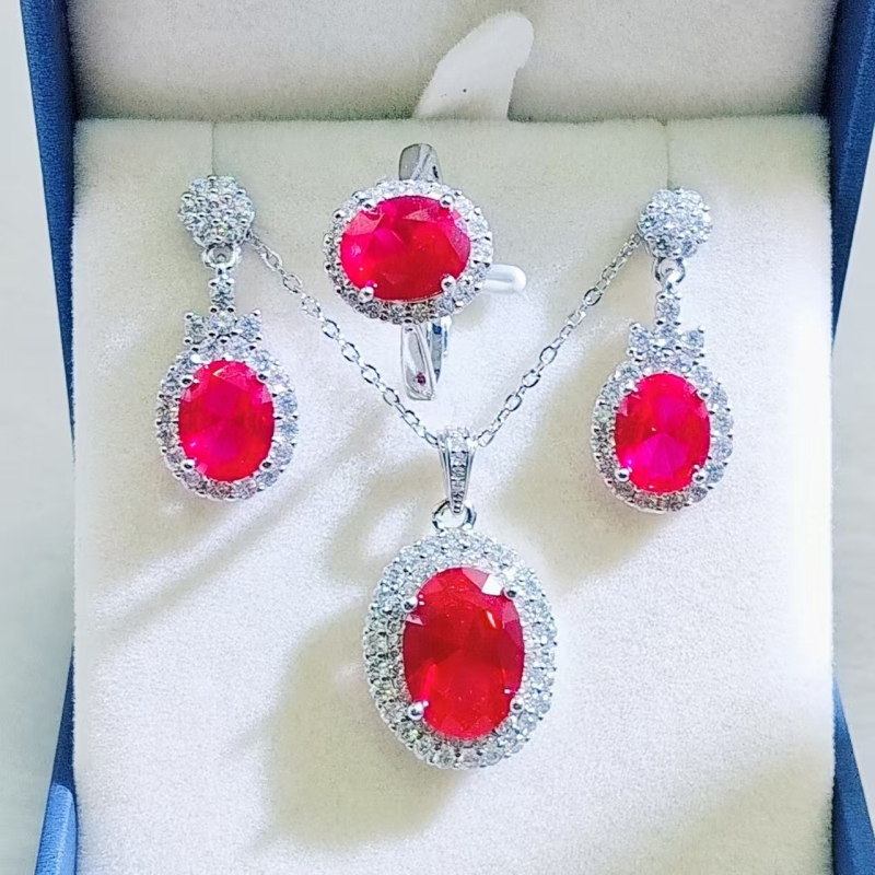 Tro-dijelni set modernih nakita: naušnice, ogrlica, narukvica; metalna ugradnja s umjetnim kamenjem; O-lanac