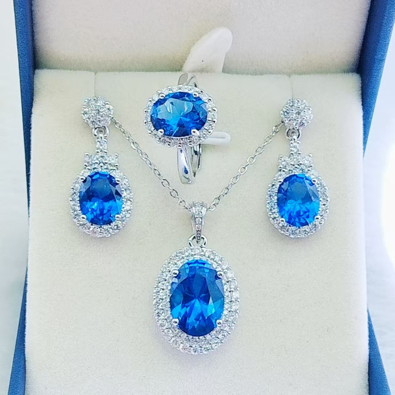 Tro-dijelni set modernih nakita: naušnice, ogrlica, narukvica; metalna ugradnja s umjetnim kamenjem; O-lanac