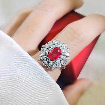 Három darabos ékszerszett: ezüstözött bevonat, elektroplakálás; fülbevalók, medálos nyaklánc és gyűrű szintetikus kövekkel; virágos dizájn; Kangzhixin ékszerek