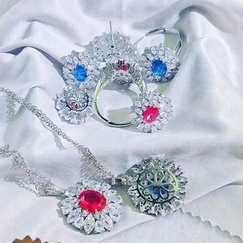 Három darabos ékszerszett: ezüstözött bevonat, elektroplakálás; fülbevalók, medálos nyaklánc és gyűrű szintetikus kövekkel; virágos dizájn; Kangzhixin ékszerek
