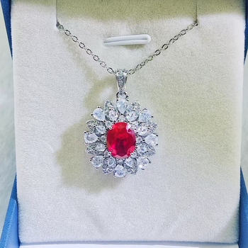 Három darabos ékszerszett: ezüstözött bevonat, elektroplakálás; fülbevalók, medálos nyaklánc és gyűrű szintetikus kövekkel; virágos dizájn; Kangzhixin ékszerek