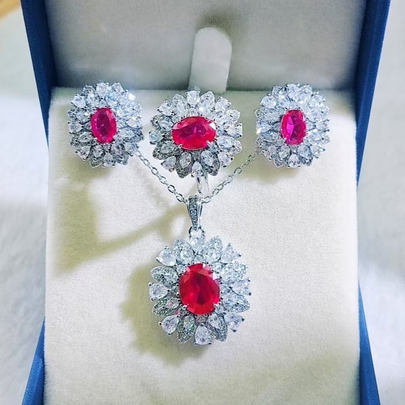 Három darabos ékszerszett: ezüstözött bevonat, elektroplakálás; fülbevalók, medálos nyaklánc és gyűrű szintetikus kövekkel; virágos dizájn; Kangzhixin ékszerek