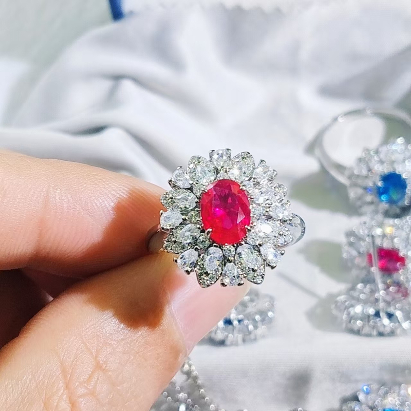 Három darabos ékszerszett: ezüstözött bevonat, elektroplakálás; fülbevalók, medálos nyaklánc és gyűrű szintetikus kövekkel; virágos dizájn; Kangzhixin ékszerek