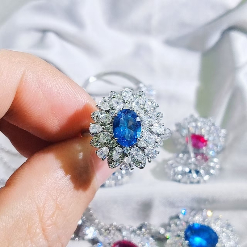 Három darabos ékszerszett: ezüstözött bevonat, elektroplakálás; fülbevalók, medálos nyaklánc és gyűrű szintetikus kövekkel; virágos dizájn; Kangzhixin ékszerek