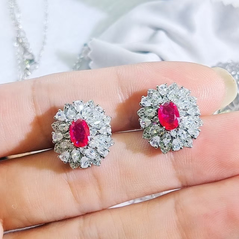 Három darabos ékszerszett: ezüstözött bevonat, elektroplakálás; fülbevalók, medálos nyaklánc és gyűrű szintetikus kövekkel; virágos dizájn; Kangzhixin ékszerek