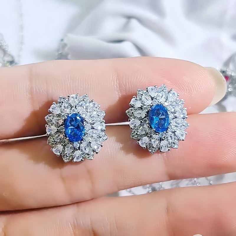 Három darabos ékszerszett: ezüstözött bevonat, elektroplakálás; fülbevalók, medálos nyaklánc és gyűrű szintetikus kövekkel; virágos dizájn; Kangzhixin ékszerek