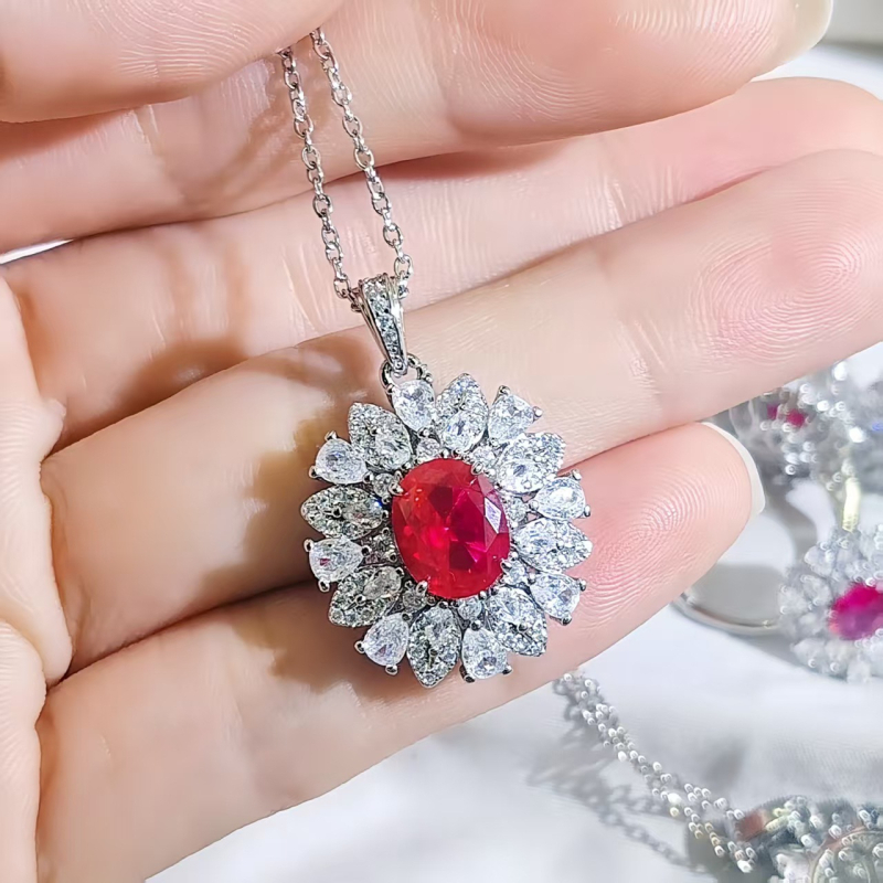 Három darabos ékszerszett: ezüstözött bevonat, elektroplakálás; fülbevalók, medálos nyaklánc és gyűrű szintetikus kövekkel; virágos dizájn; Kangzhixin ékszerek