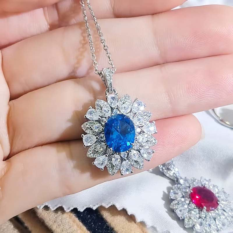 Három darabos ékszerszett: ezüstözött bevonat, elektroplakálás; fülbevalók, medálos nyaklánc és gyűrű szintetikus kövekkel; virágos dizájn; Kangzhixin ékszerek