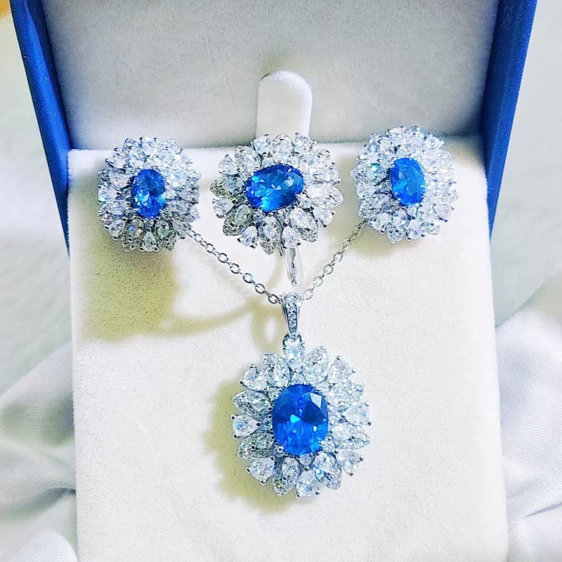 Három darabos ékszerszett: ezüstözött bevonat, elektroplakálás; fülbevalók, medálos nyaklánc és gyűrű szintetikus kövekkel; virágos dizájn; Kangzhixin ékszerek