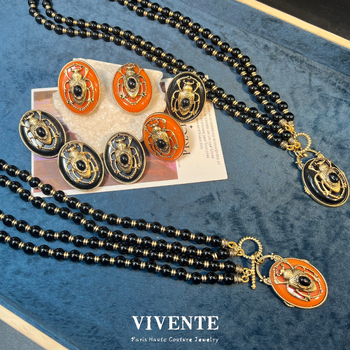 Ékszerszett: nyaklánc, fülbevaló és gyűrű retro méh motívummal, achát részletekkel, réz alap, medálok cink ötvözetből, gyöngyös lánc, elektroplakolt felület