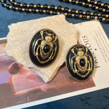 Ékszerszett: nyaklánc, fülbevaló és gyűrű retro méh motívummal, achát részletekkel, réz alap, medálok cink ötvözetből, gyöngyös lánc, elektroplakolt felület