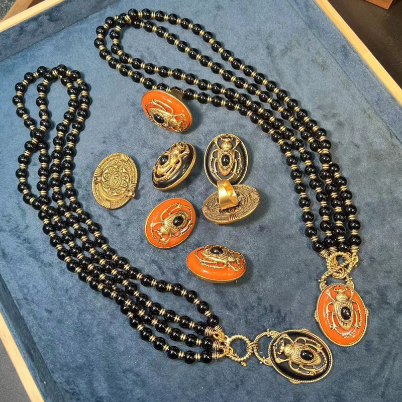 Ékszerszett: nyaklánc, fülbevaló és gyűrű retro méh motívummal, achát részletekkel, réz alap, medálok cink ötvözetből, gyöngyös lánc, elektroplakolt felület