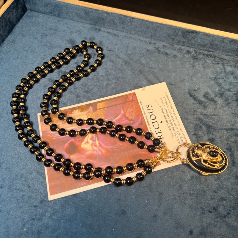 Ékszerszett: nyaklánc, fülbevaló és gyűrű retro méh motívummal, achát részletekkel, réz alap, medálok cink ötvözetből, gyöngyös lánc, elektroplakolt felület