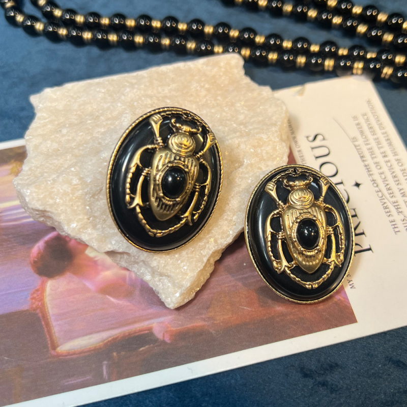 Ékszerszett: nyaklánc, fülbevaló és gyűrű retro méh motívummal, achát részletekkel, réz alap, medálok cink ötvözetből, gyöngyös lánc, elektroplakolt felület